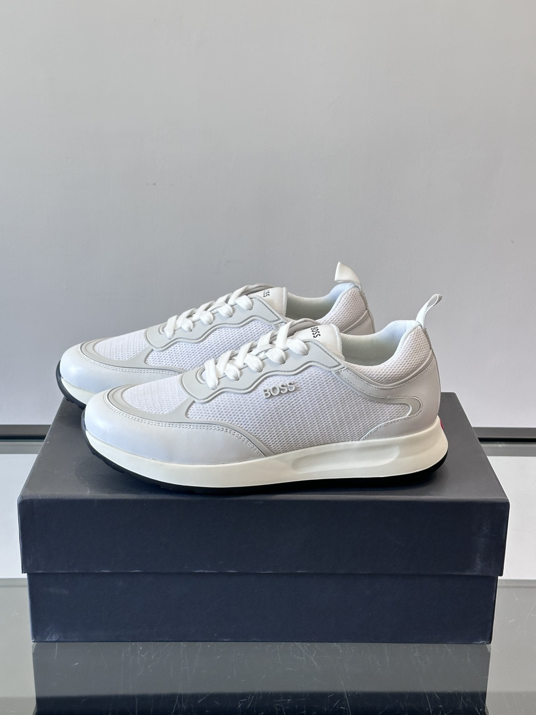 Boss男士休闲运动鞋，原版开模，头层牛皮材质，透气小牛皮内里，上脚柔软舒适 TPU大底脚感轻便！siz