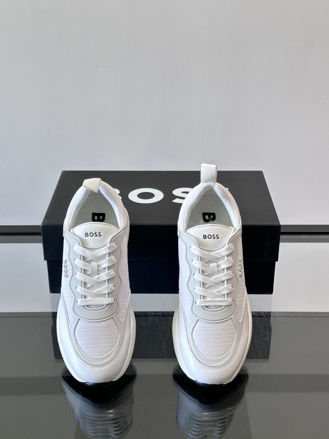 Boss男士休闲运动鞋，原版开模，头层牛皮材质，透气小牛皮内里，上脚柔软舒适 TPU大底脚感轻便！siz