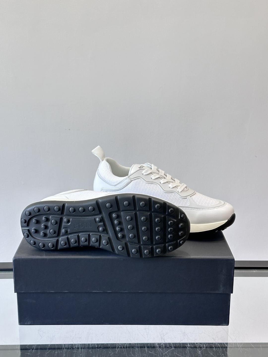 Boss男士休闲运动鞋，原版开模，头层牛皮材质，透气小牛皮内里，上脚柔软舒适 TPU大底脚感轻便！siz