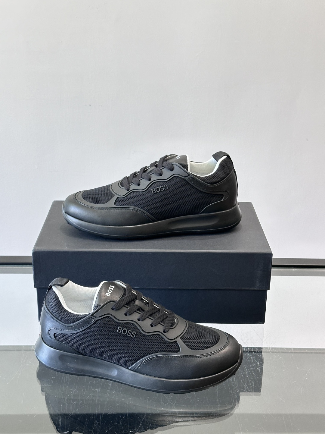 Boss男士休闲运动鞋，原版开模，头层牛皮材质，透气小牛皮内里，上脚柔软舒适 TPU大底脚感轻便！siz