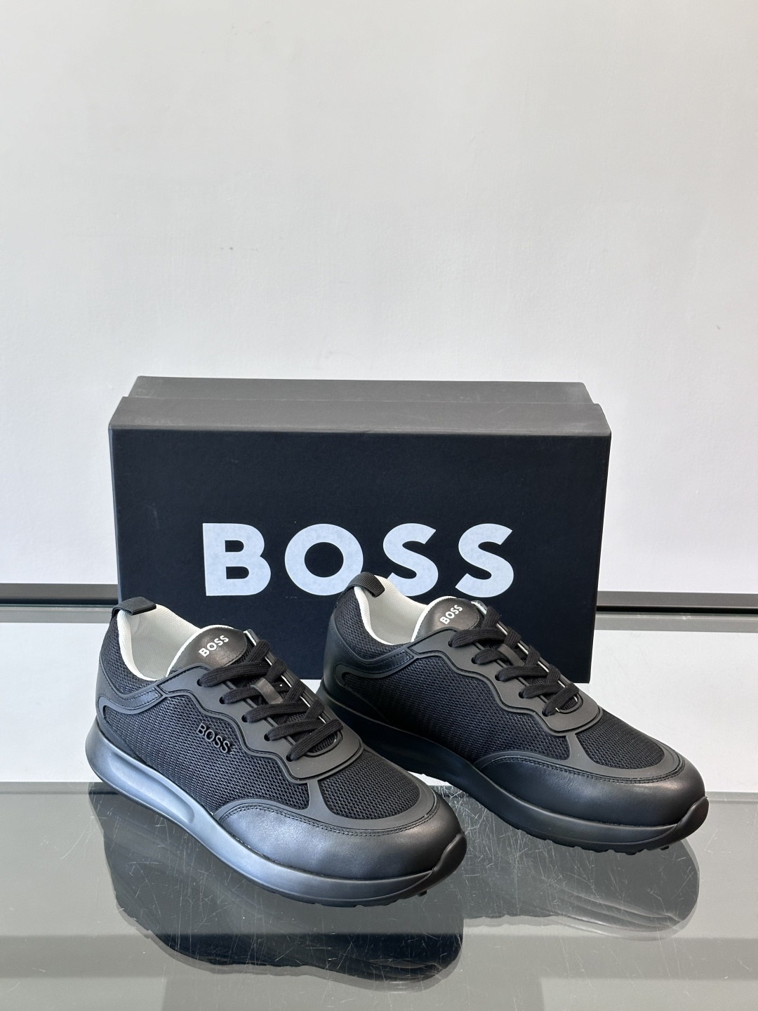 Boss男士休闲运动鞋，原版开模，头层牛皮材质，透气小牛皮内里，上脚柔软舒适 TPU大底脚感轻便！siz