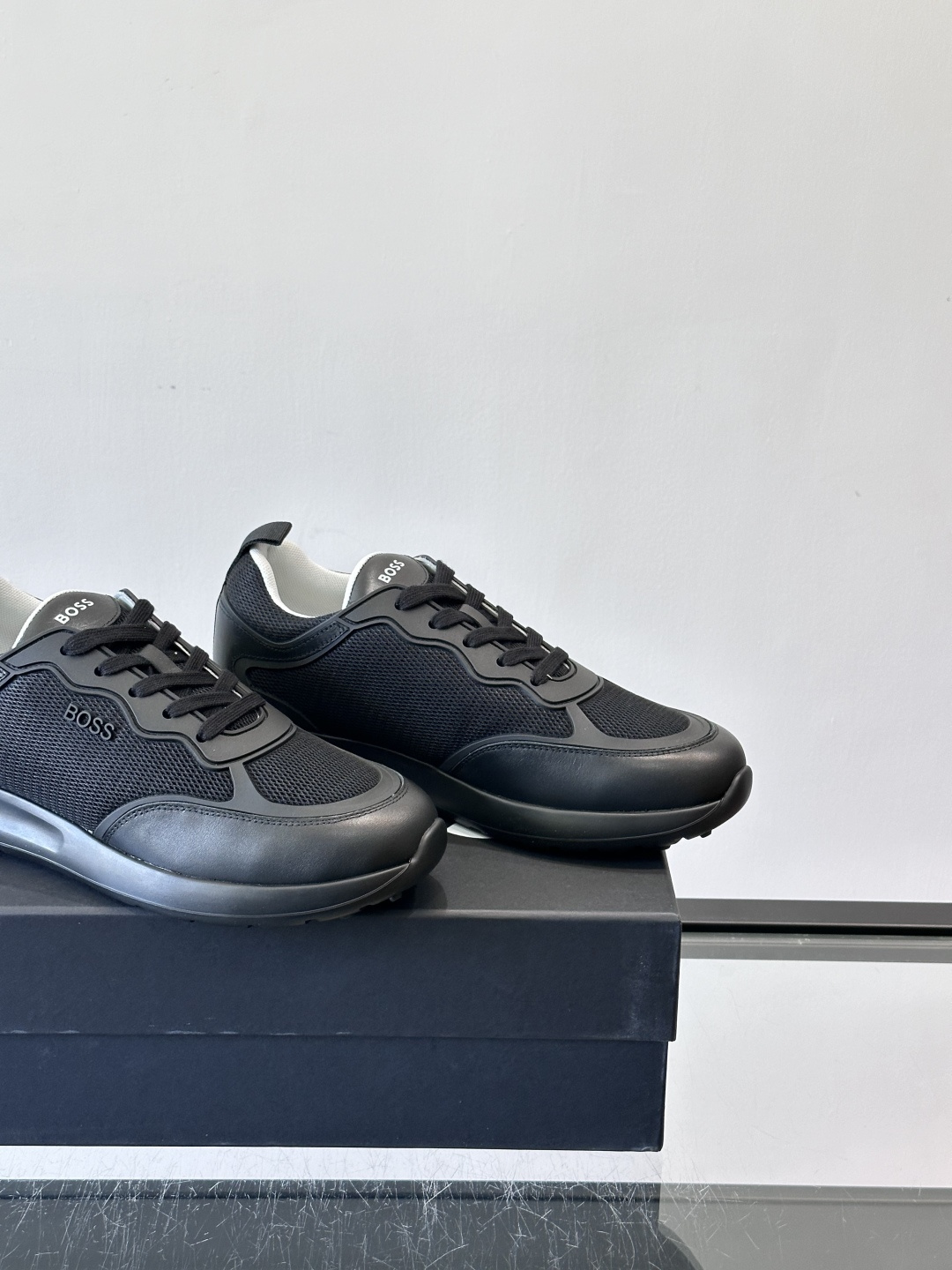 Boss男士休闲运动鞋，原版开模，头层牛皮材质，透气小牛皮内里，上脚柔软舒适 TPU大底脚感轻便！siz