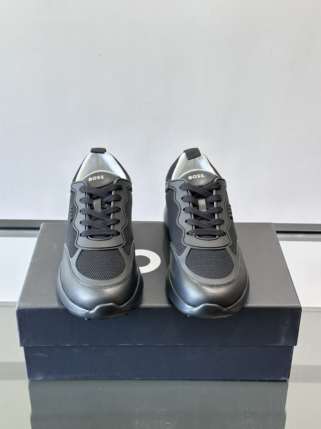Boss男士休闲运动鞋，原版开模，头层牛皮材质，透气小牛皮内里，上脚柔软舒适 TPU大底脚感轻便！siz