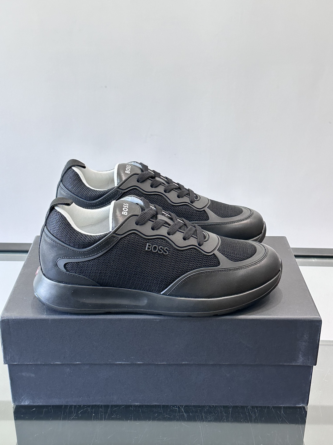 Boss男士休闲运动鞋，原版开模，头层牛皮材质，透气小牛皮内里，上脚柔软舒适 TPU大底脚感轻便！siz