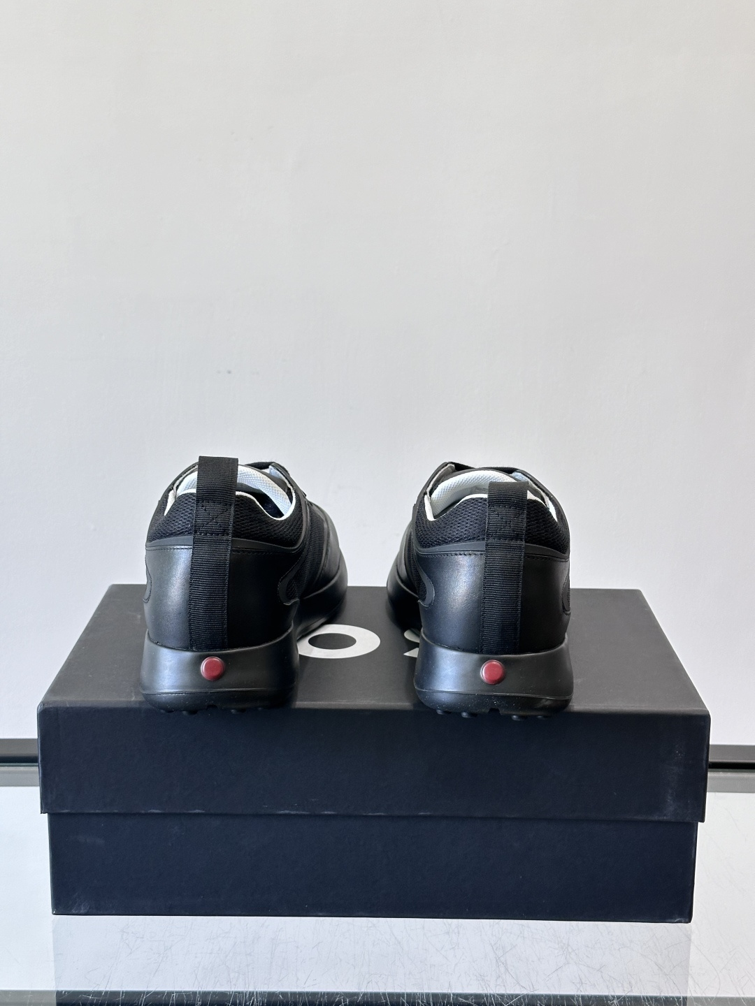 Boss男士休闲运动鞋，原版开模，头层牛皮材质，透气小牛皮内里，上脚柔软舒适 TPU大底脚感轻便！siz