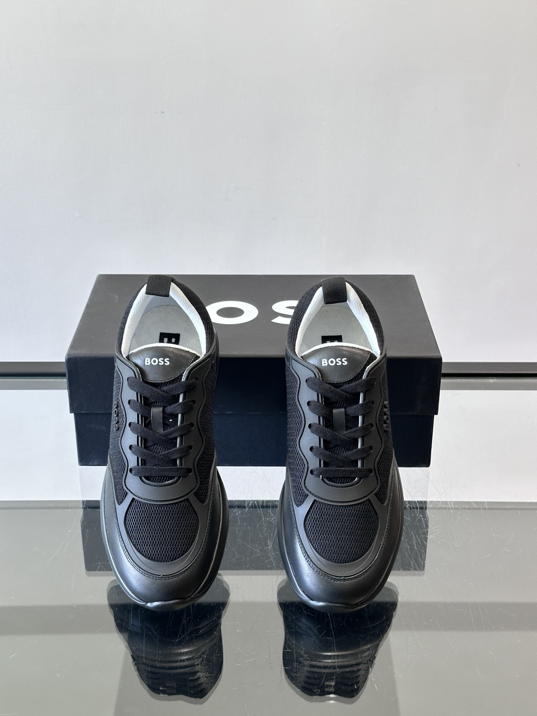 Boss男士休闲运动鞋，原版开模，头层牛皮材质，透气小牛皮内里，上脚柔软舒适 TPU大底脚感轻便！siz