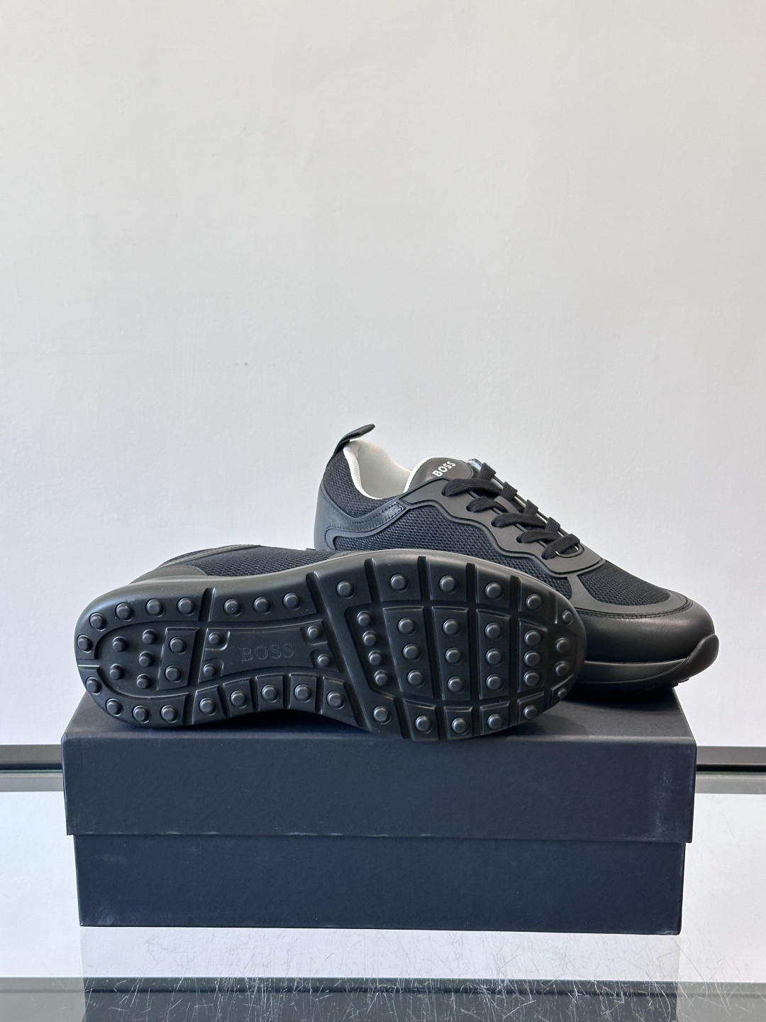 Boss男士休闲运动鞋，原版开模，头层牛皮材质，透气小牛皮内里，上脚柔软舒适 TPU大底脚感轻便！siz