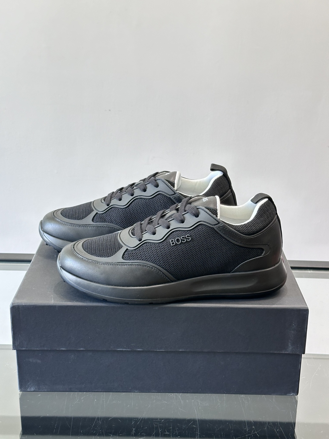 Boss男士休闲运动鞋，原版开模，头层牛皮材质，透气小牛皮内里，上脚柔软舒适 TPU大底脚感轻便！siz