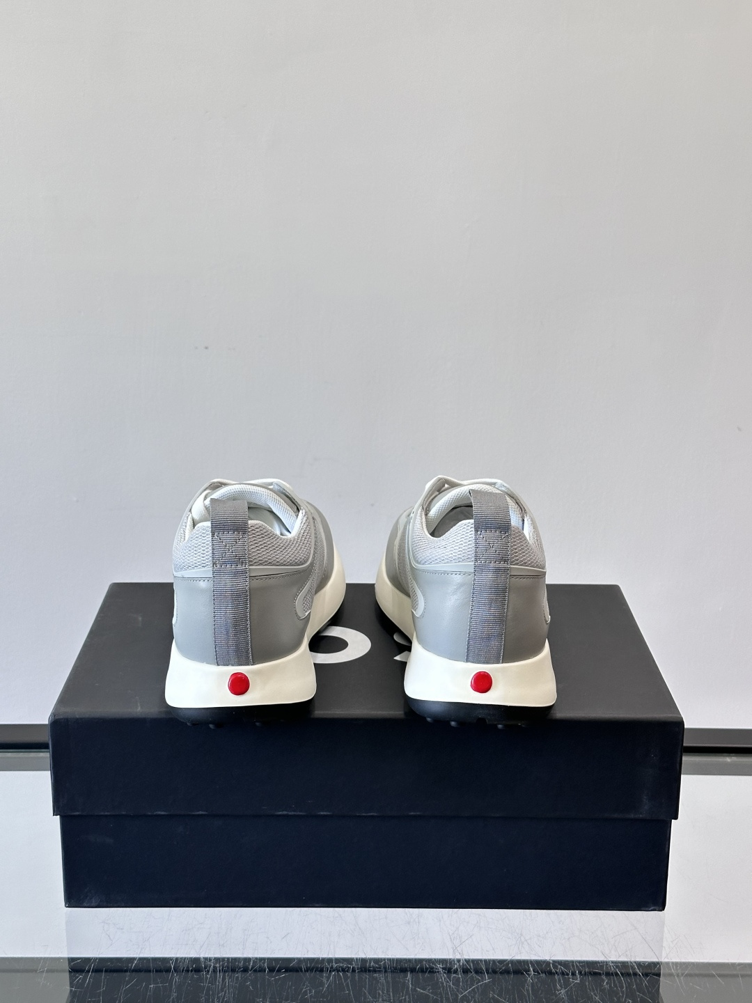 Boss男士休闲运动鞋，原版开模，头层牛皮材质，透气小牛皮内里，上脚柔软舒适 TPU大底脚感轻便！siz