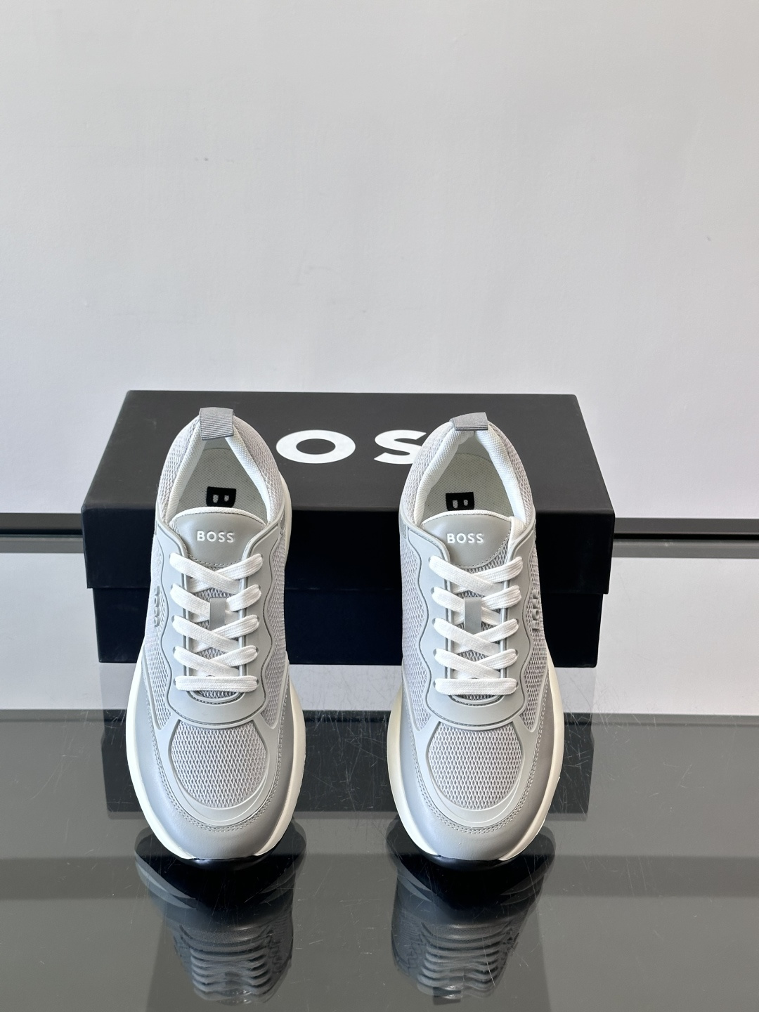 Boss男士休闲运动鞋，原版开模，头层牛皮材质，透气小牛皮内里，上脚柔软舒适 TPU大底脚感轻便！siz