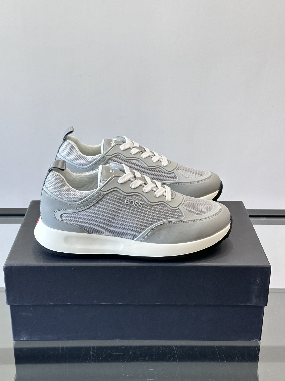 Boss男士休闲运动鞋，原版开模，头层牛皮材质，透气小牛皮内里，上脚柔软舒适 TPU大底脚感轻便！siz