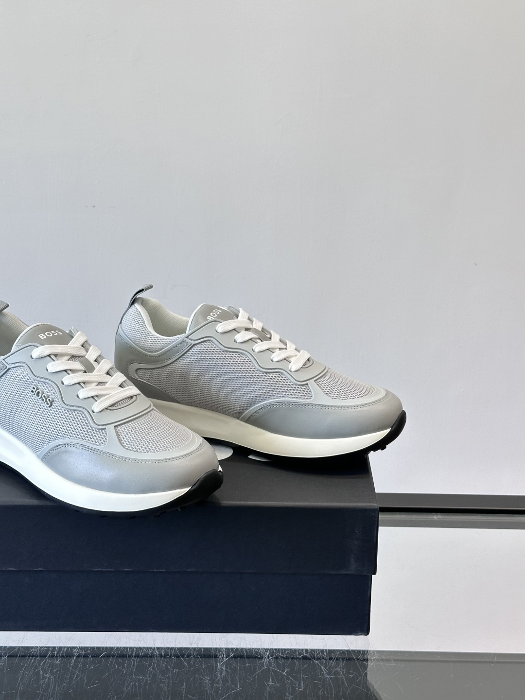 Boss男士休闲运动鞋，原版开模，头层牛皮材质，透气小牛皮内里，上脚柔软舒适 TPU大底脚感轻便！siz