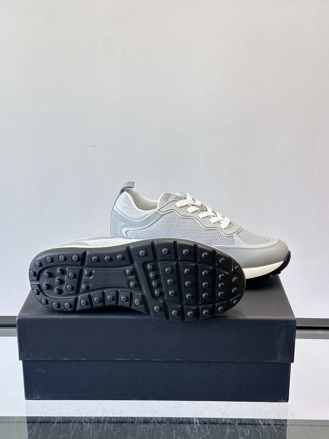 Boss男士休闲运动鞋，原版开模，头层牛皮材质，透气小牛皮内里，上脚柔软舒适 TPU大底脚感轻便！siz