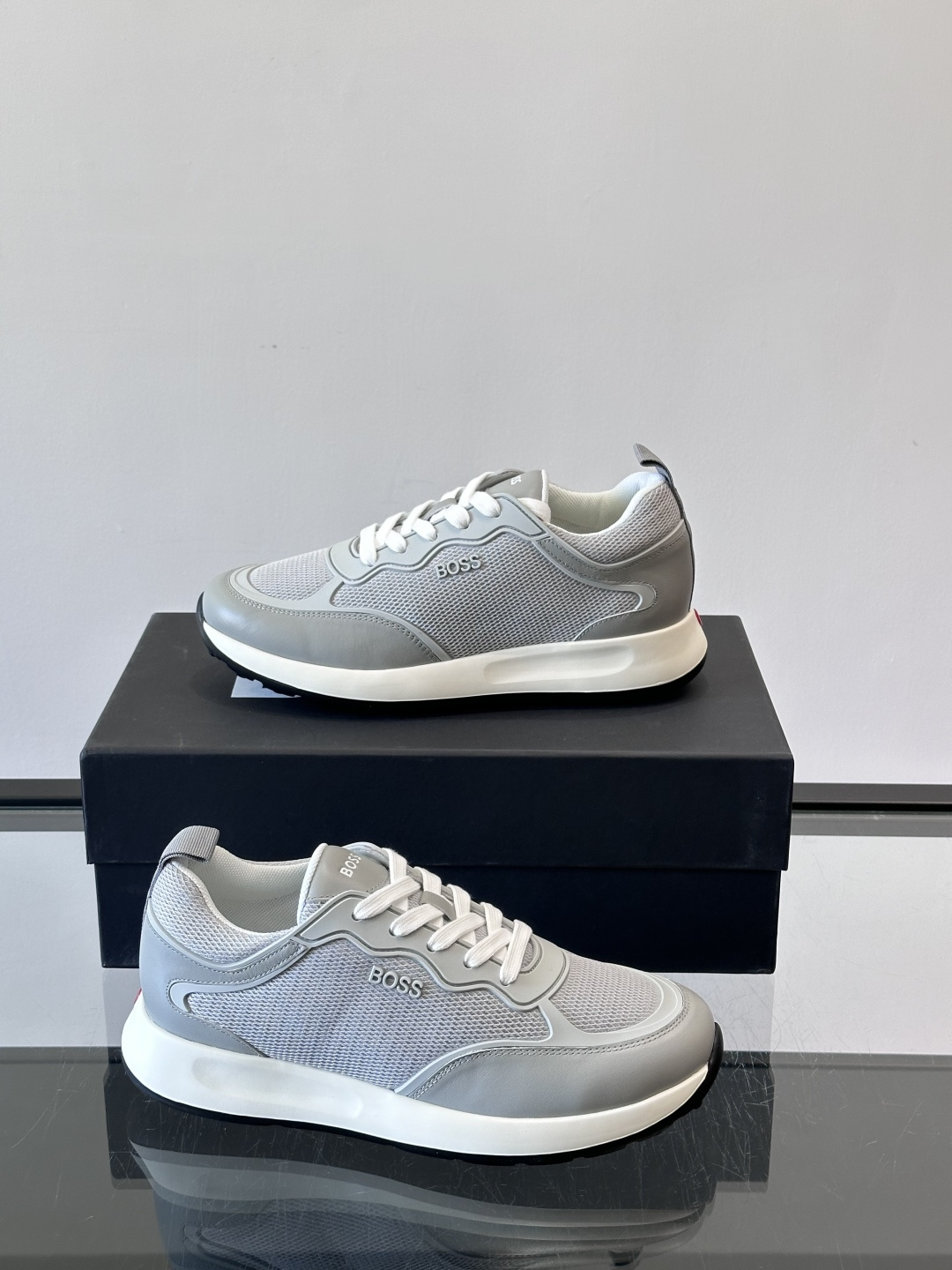 Boss男士休闲运动鞋，原版开模，头层牛皮材质，透气小牛皮内里，上脚柔软舒适 TPU大底脚感轻便！siz