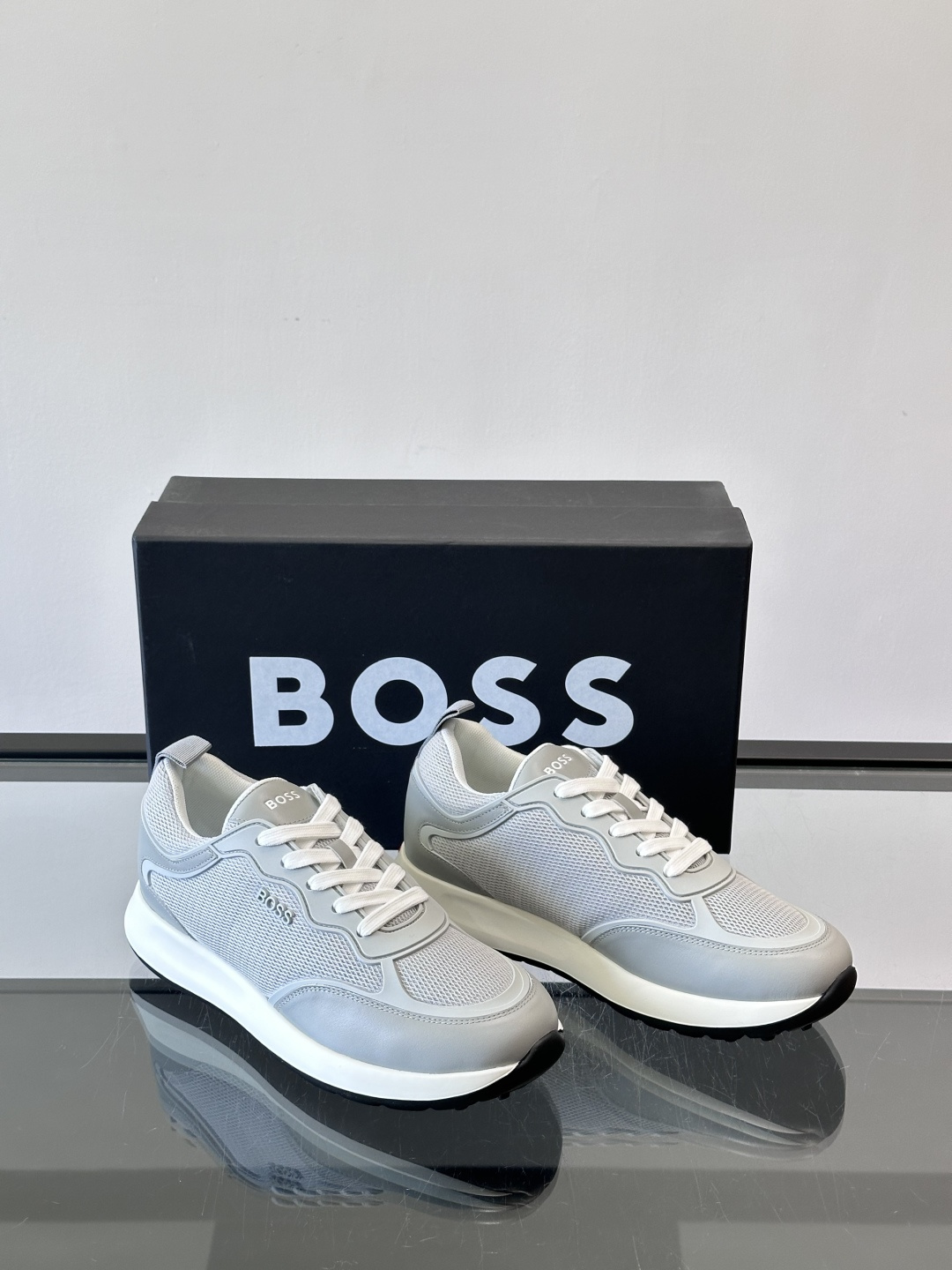 Boss男士休闲运动鞋，原版开模，头层牛皮材质，透气小牛皮内里，上脚柔软舒适 TPU大底脚感轻便！siz