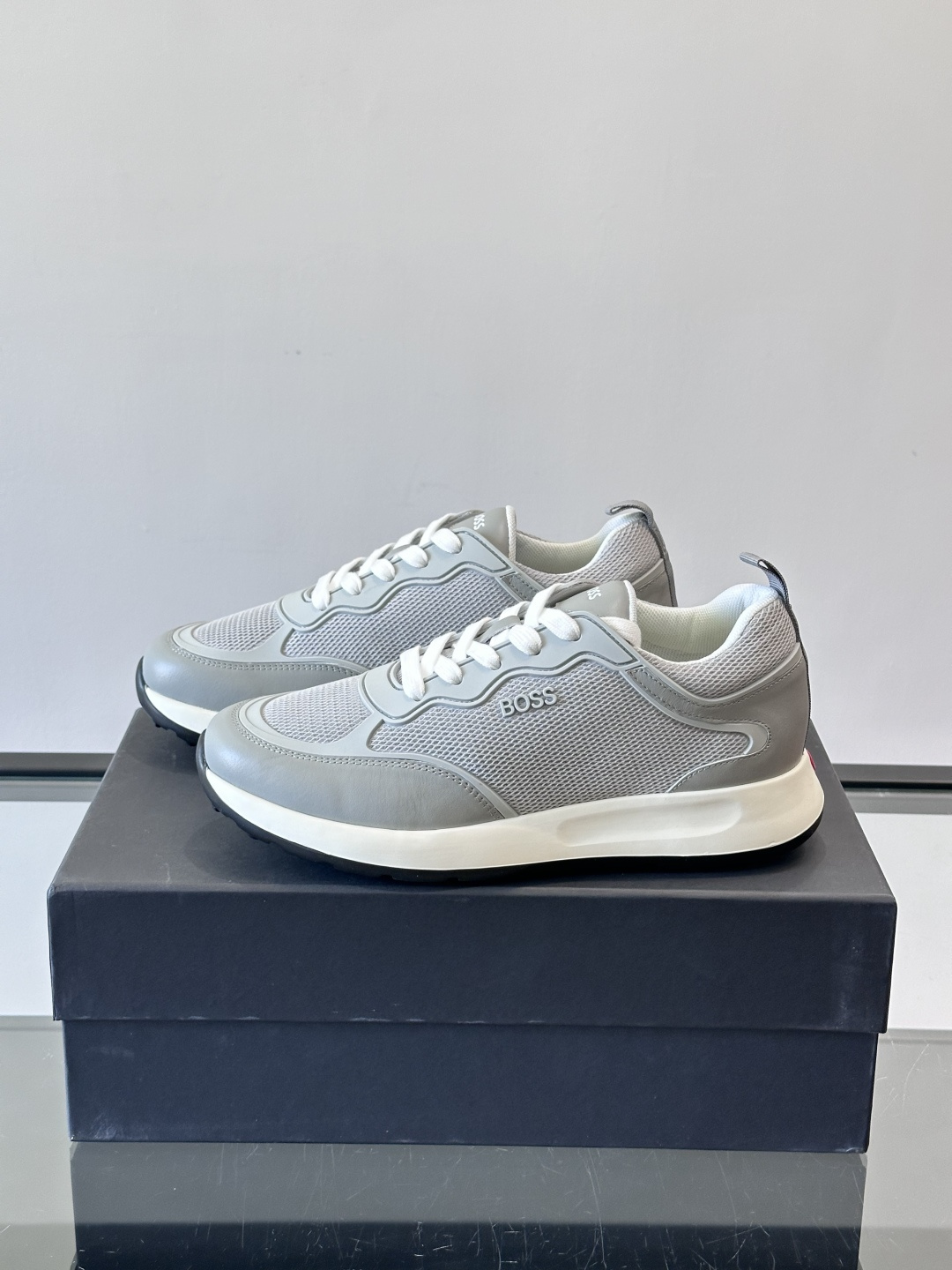 Boss男士休闲运动鞋，原版开模，头层牛皮材质，透气小牛皮内里，上脚柔软舒适 TPU大底脚感轻便！siz