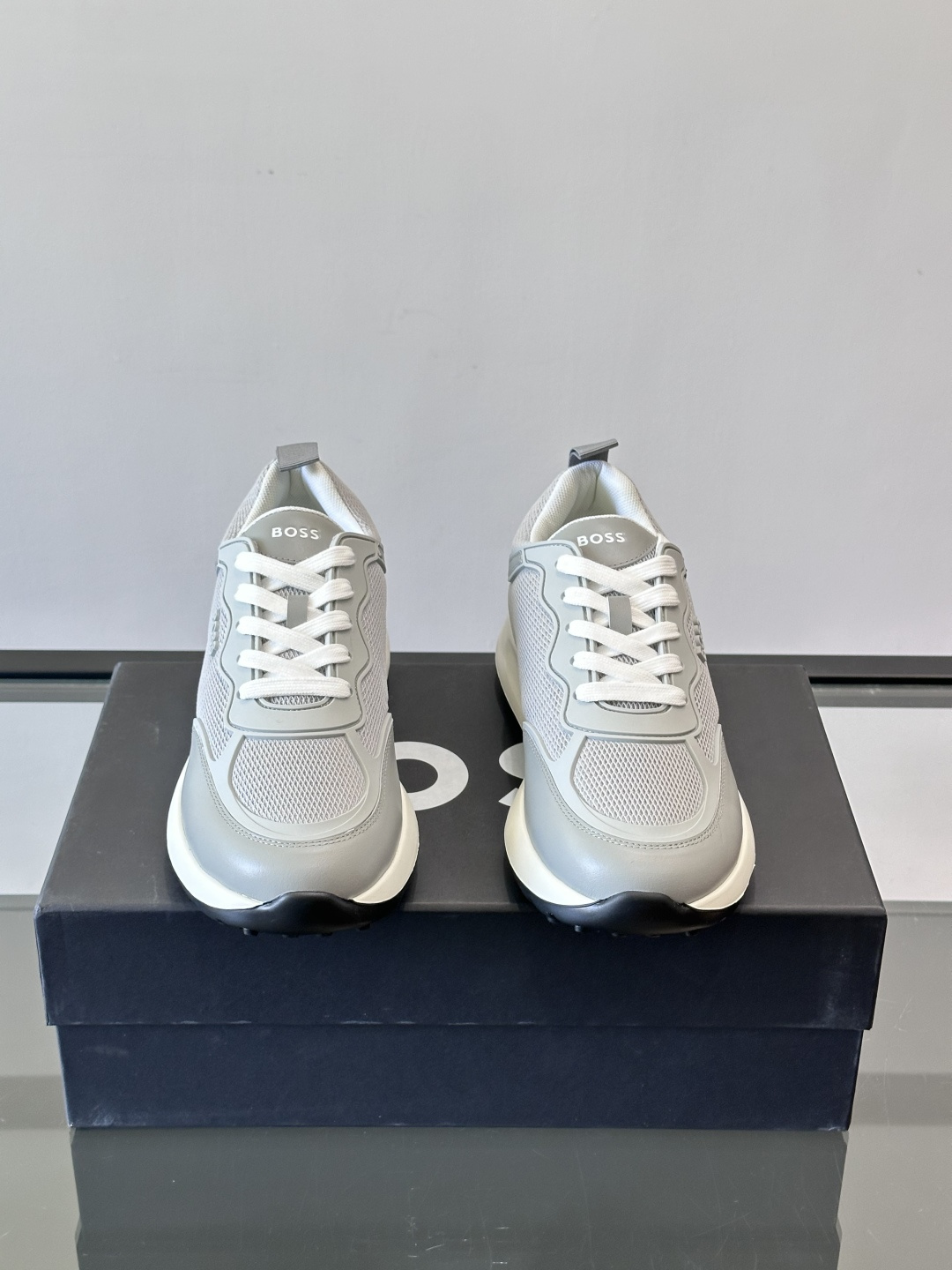 Boss男士休闲运动鞋，原版开模，头层牛皮材质，透气小牛皮内里，上脚柔软舒适 TPU大底脚感轻便！siz