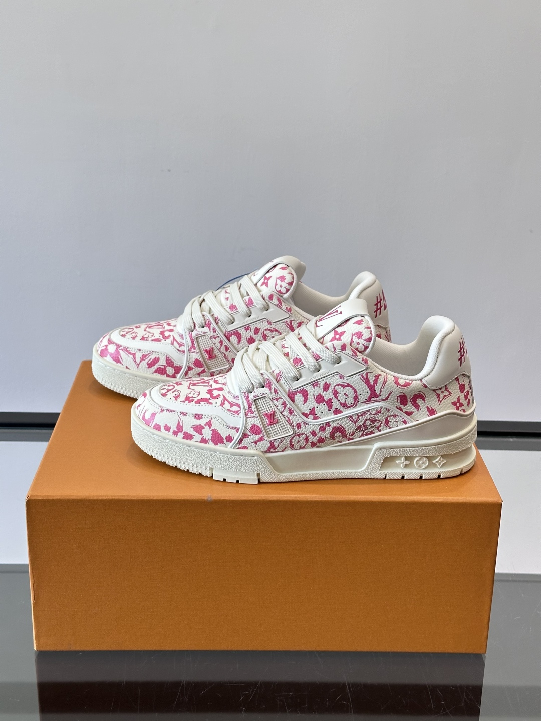 驴家 新配色 trainer运动鞋，本款 LV Trainer 运动鞋取材柔软粒面小牛皮，呈现纯净色调，