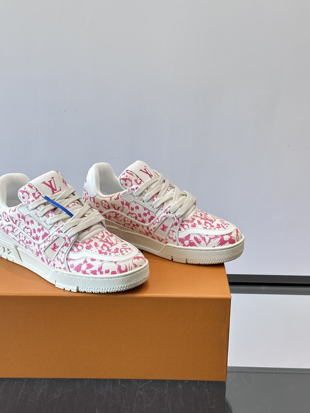 驴家 新配色 trainer运动鞋，本款 LV Trainer 运动鞋取材柔软粒面小牛皮，呈现纯净色调，