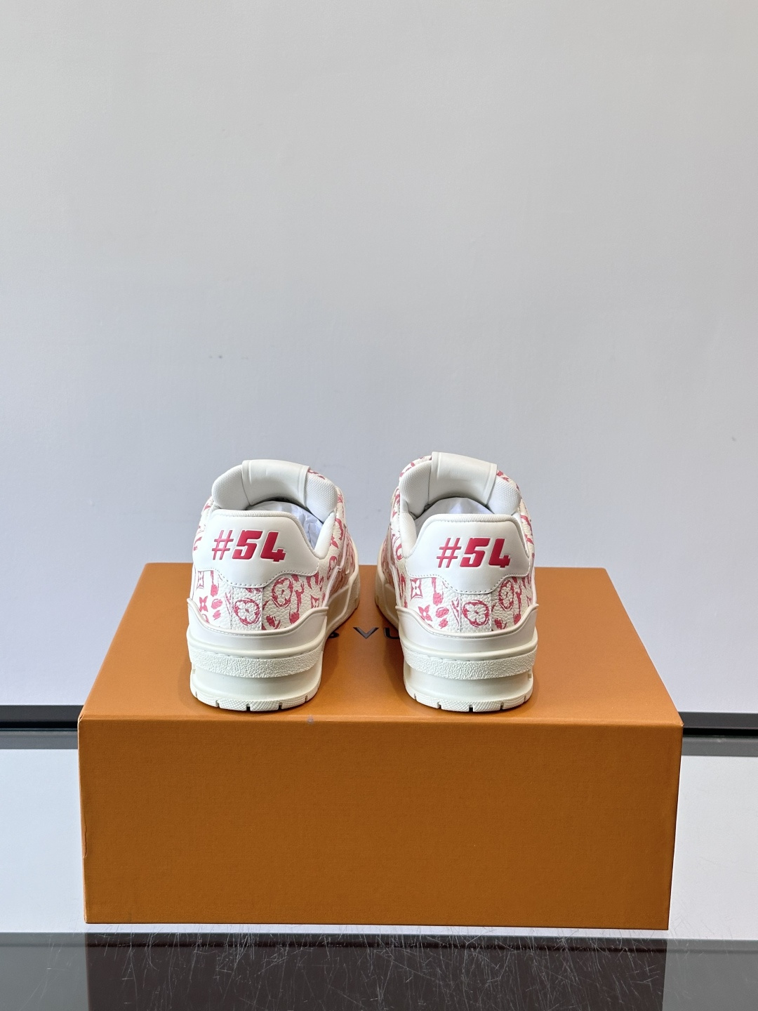 驴家 新配色 trainer运动鞋，本款 LV Trainer 运动鞋取材柔软粒面小牛皮，呈现纯净色调，