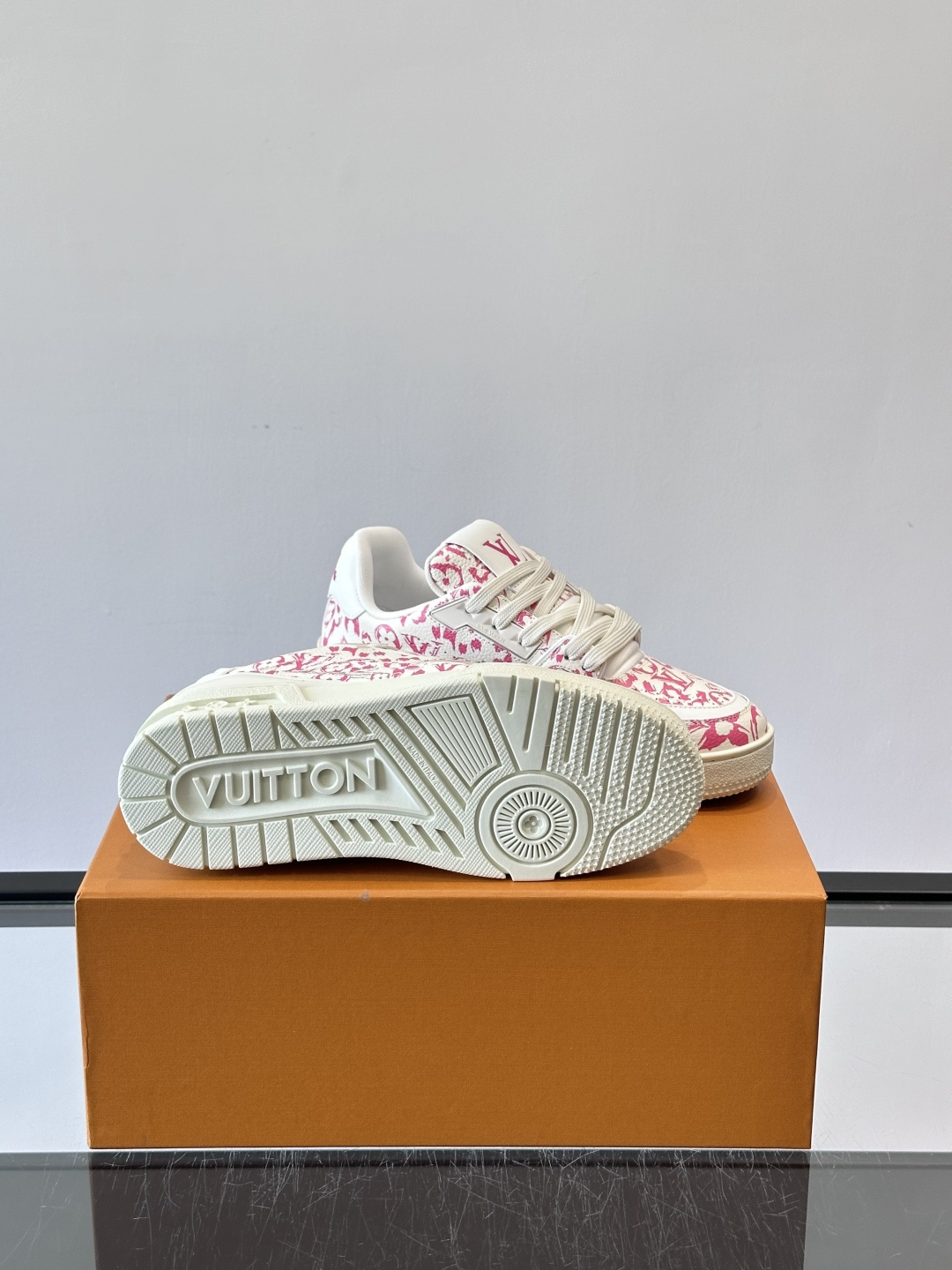 驴家 新配色 trainer运动鞋，本款 LV Trainer 运动鞋取材柔软粒面小牛皮，呈现纯净色调，