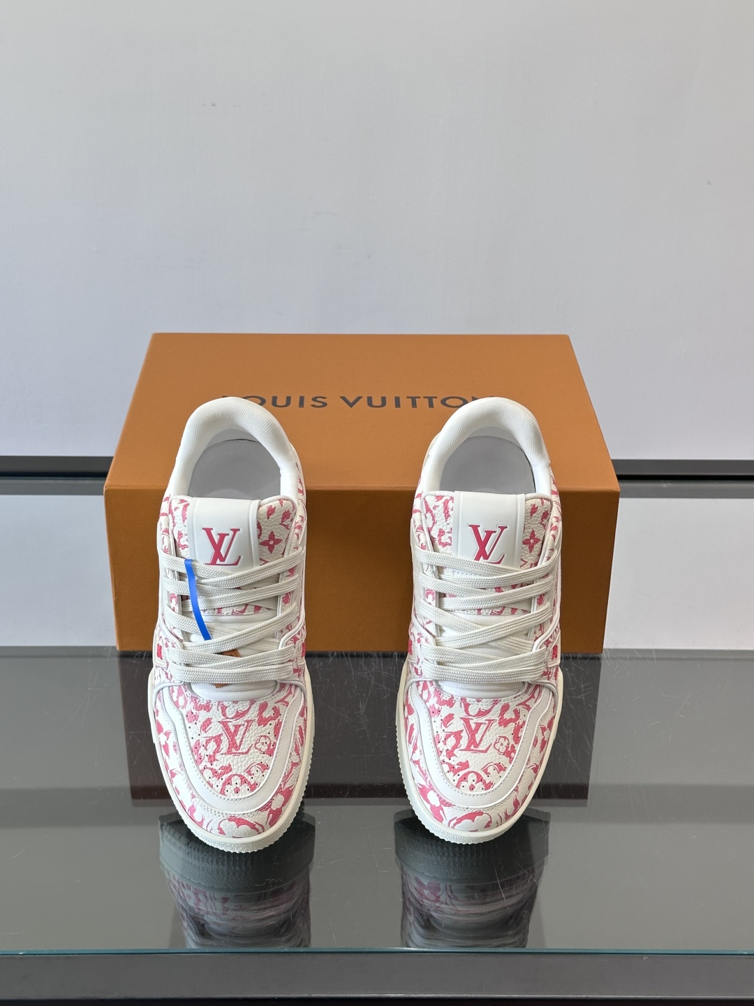 驴家 新配色 trainer运动鞋，本款 LV Trainer 运动鞋取材柔软粒面小牛皮，呈现纯净色调，