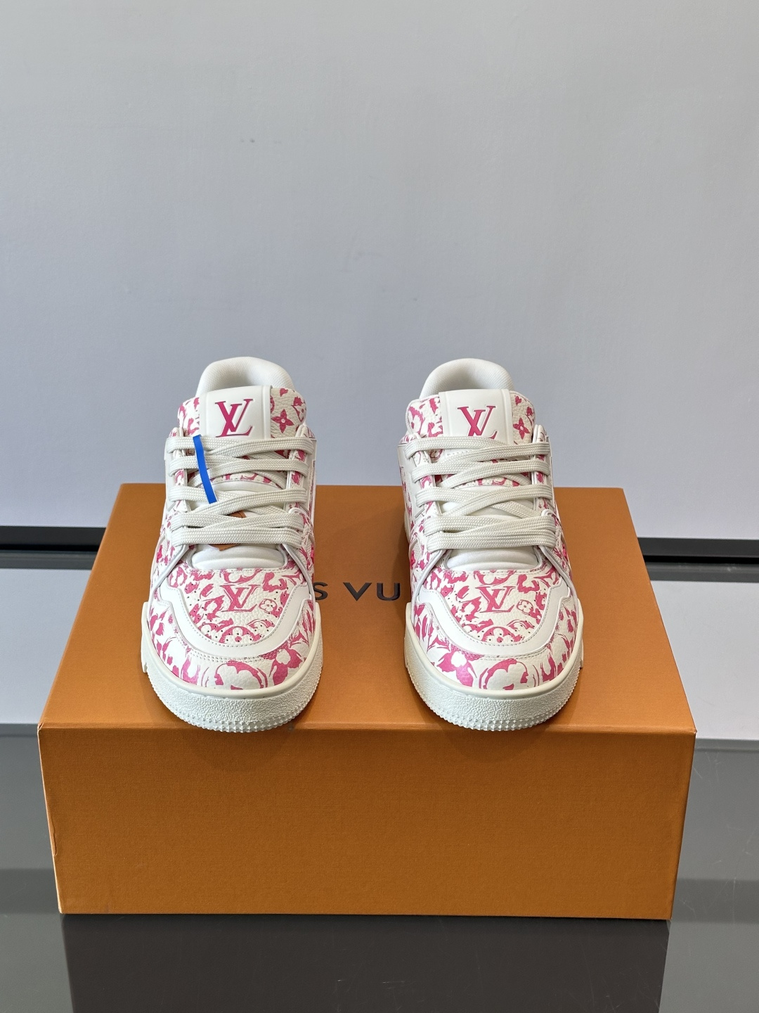 驴家 新配色 trainer运动鞋，本款 LV Trainer 运动鞋取材柔软粒面小牛皮，呈现纯净色调，