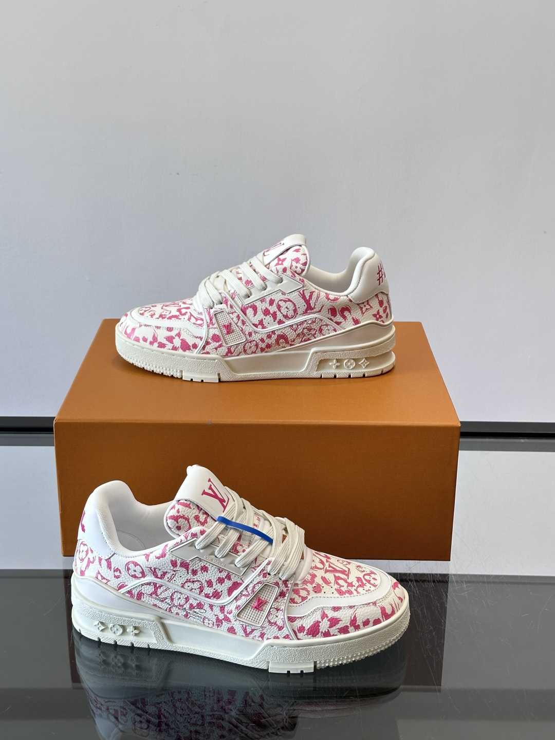 驴家 新配色 trainer运动鞋，本款 LV Trainer 运动鞋取材柔软粒面小牛皮，呈现纯净色调，