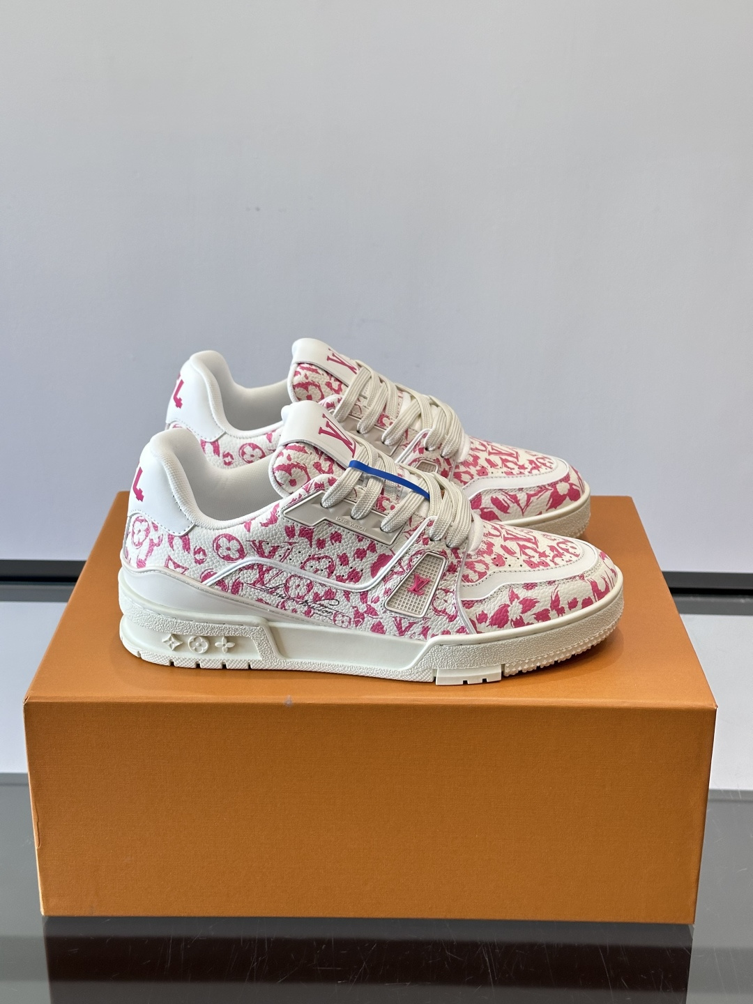 驴家 新配色 trainer运动鞋，本款 LV Trainer 运动鞋取材柔软粒面小牛皮，呈现纯净色调，