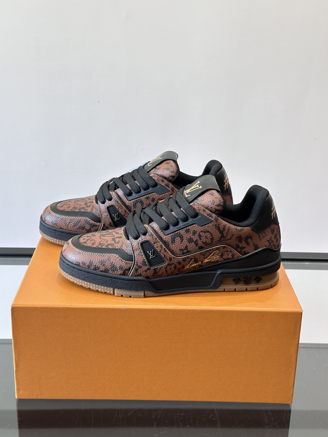 驴家 新配色 trainer运动鞋，本款 LV Trainer 运动鞋取材柔软粒面小牛皮，呈现纯净色调，