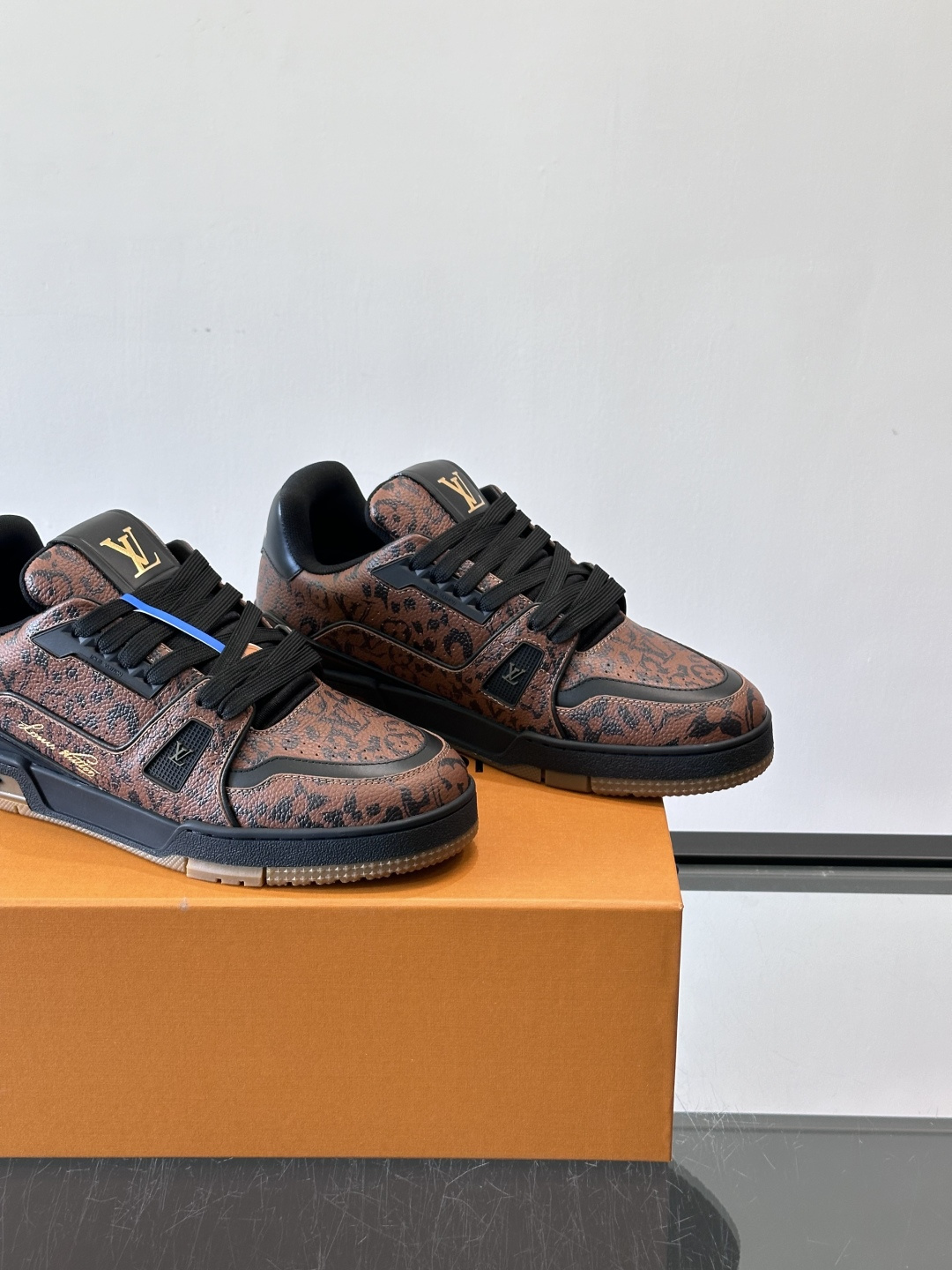 驴家 新配色 trainer运动鞋，本款 LV Trainer 运动鞋取材柔软粒面小牛皮，呈现纯净色调，