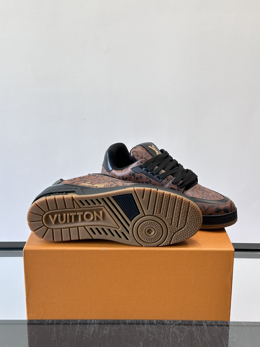 驴家 新配色 trainer运动鞋，本款 LV Trainer 运动鞋取材柔软粒面小牛皮，呈现纯净色调，