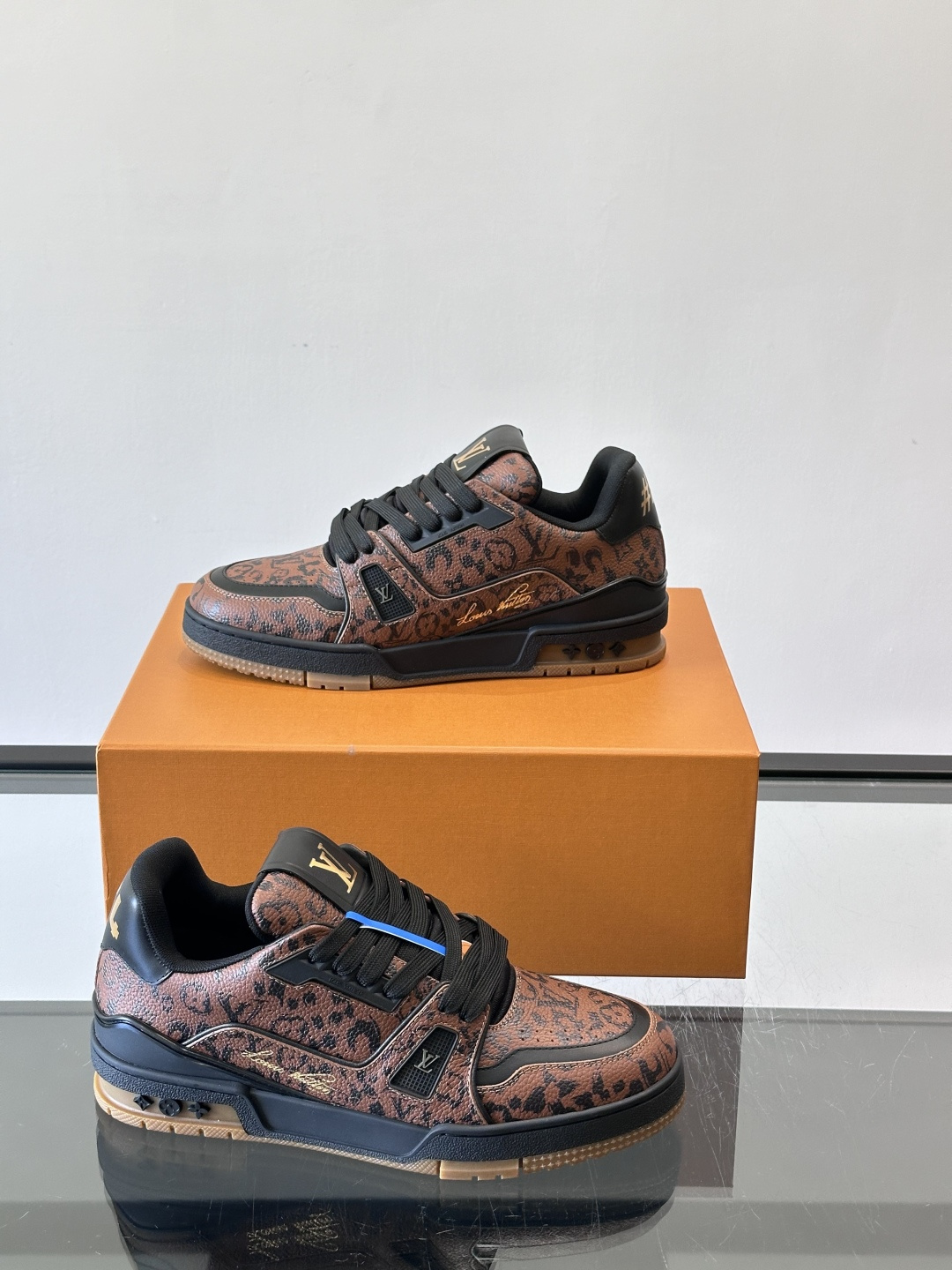 驴家 新配色 trainer运动鞋，本款 LV Trainer 运动鞋取材柔软粒面小牛皮，呈现纯净色调，