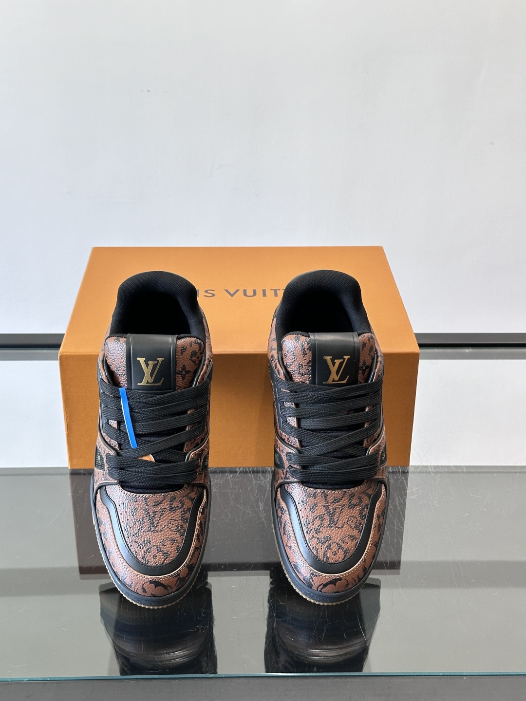 驴家 新配色 trainer运动鞋，本款 LV Trainer 运动鞋取材柔软粒面小牛皮，呈现纯净色调，