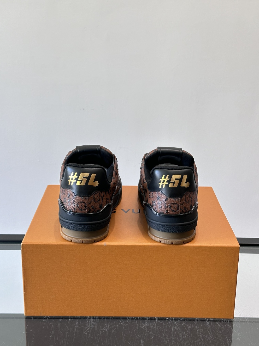 驴家 新配色 trainer运动鞋，本款 LV Trainer 运动鞋取材柔软粒面小牛皮，呈现纯净色调，