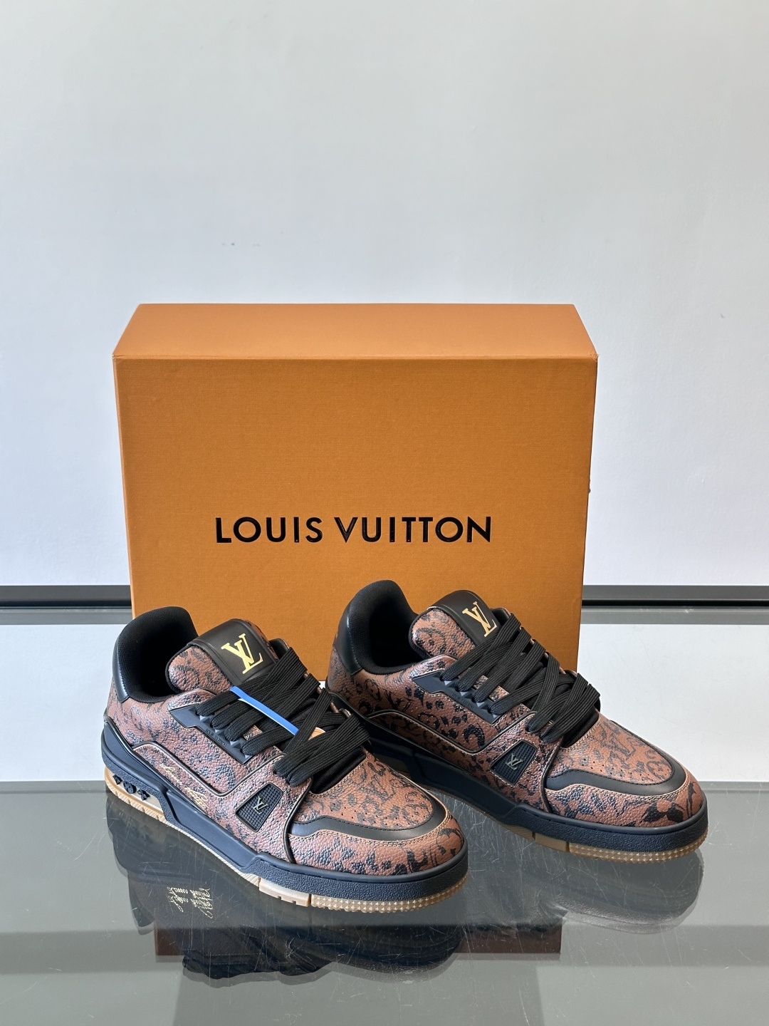 驴家 新配色 trainer运动鞋，本款 LV Trainer 运动鞋取材柔软粒面小牛皮，呈现纯净色调，