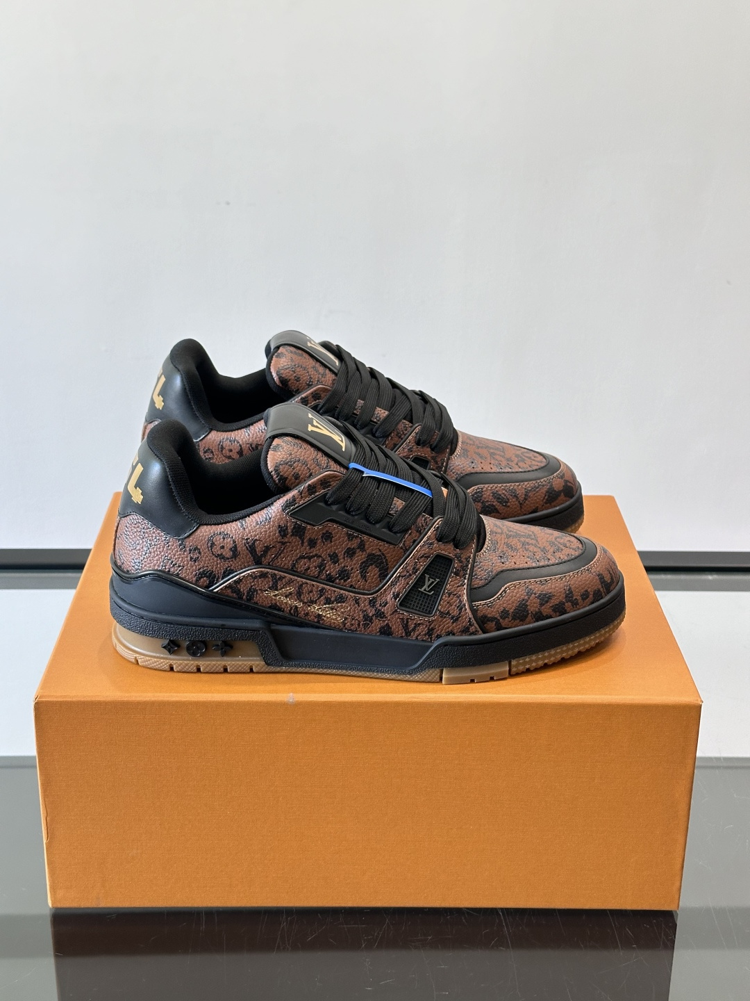 驴家 新配色 trainer运动鞋，本款 LV Trainer 运动鞋取材柔软粒面小牛皮，呈现纯净色调，