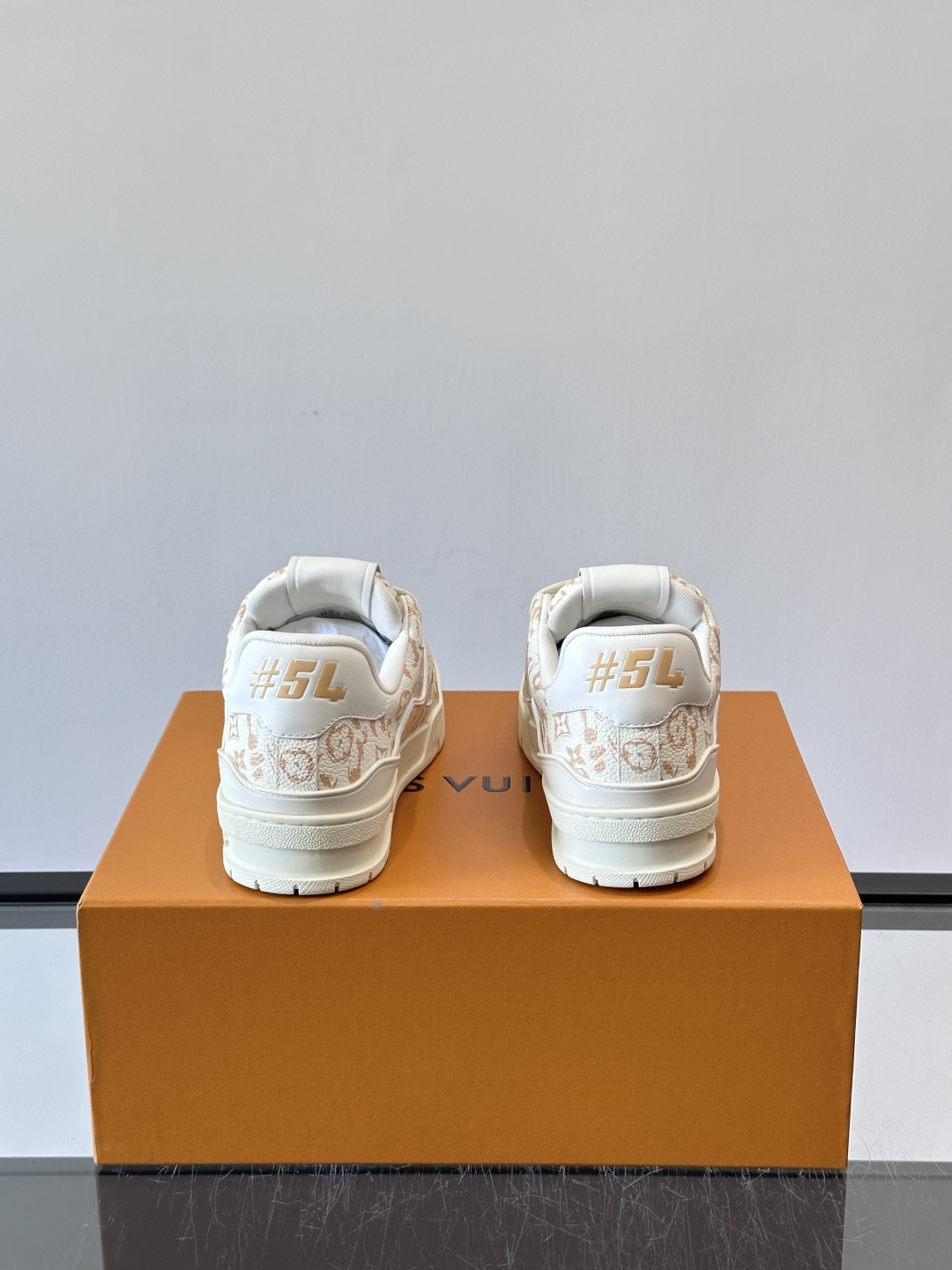 驴家 新配色 trainer运动鞋，本款 LV Trainer 运动鞋取材柔软粒面小牛皮，呈现纯净色调，