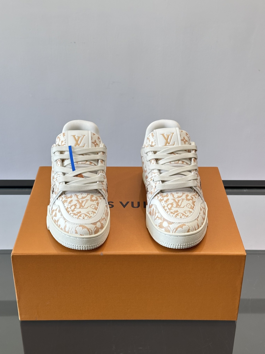 驴家 新配色 trainer运动鞋，本款 LV Trainer 运动鞋取材柔软粒面小牛皮，呈现纯净色调，