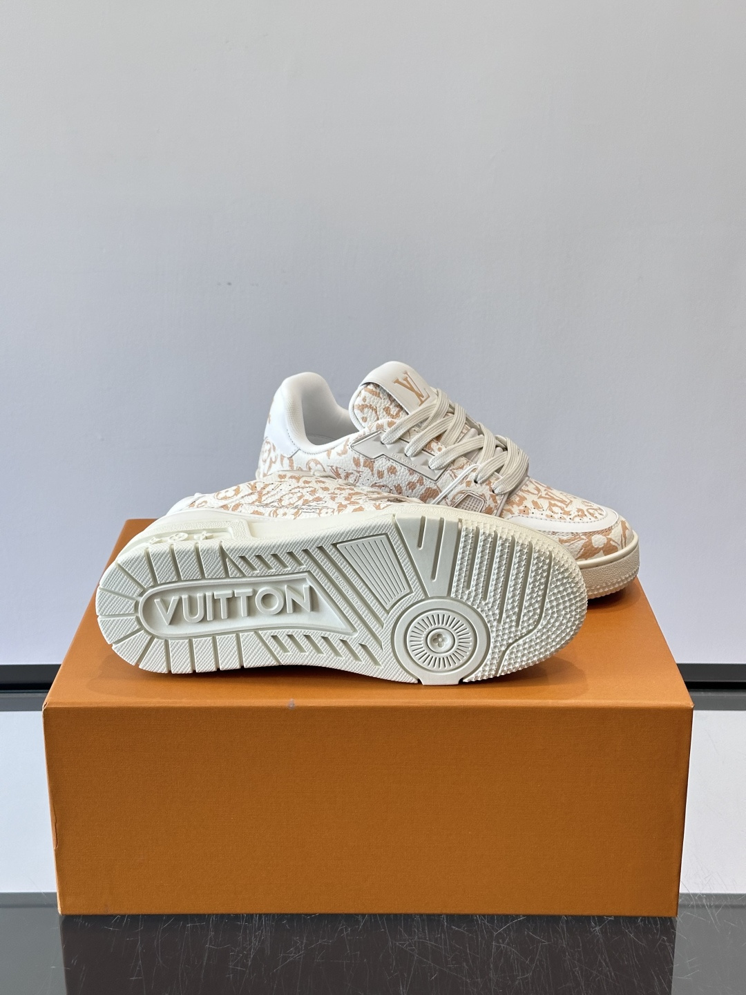 驴家 新配色 trainer运动鞋，本款 LV Trainer 运动鞋取材柔软粒面小牛皮，呈现纯净色调，