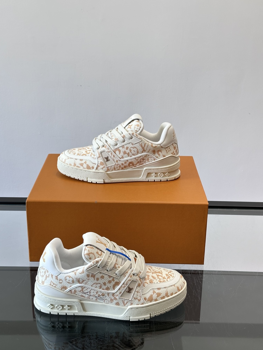 驴家 新配色 trainer运动鞋，本款 LV Trainer 运动鞋取材柔软粒面小牛皮，呈现纯净色调，