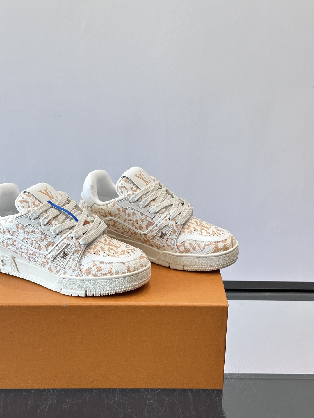 驴家 新配色 trainer运动鞋，本款 LV Trainer 运动鞋取材柔软粒面小牛皮，呈现纯净色调，