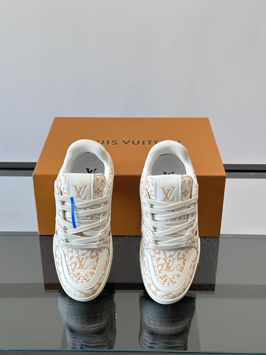 驴家 新配色 trainer运动鞋，本款 LV Trainer 运动鞋取材柔软粒面小牛皮，呈现纯净色调，