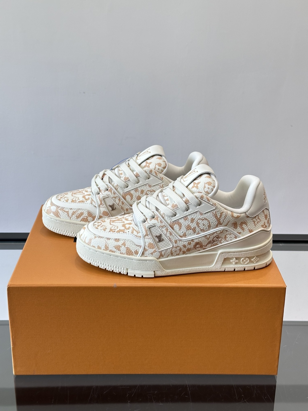 驴家 新配色 trainer运动鞋，本款 LV Trainer 运动鞋取材柔软粒面小牛皮，呈现纯净色调，