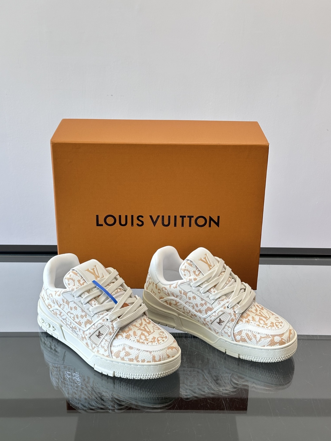 驴家 新配色 trainer运动鞋，本款 LV Trainer 运动鞋取材柔软粒面小牛皮，呈现纯净色调，