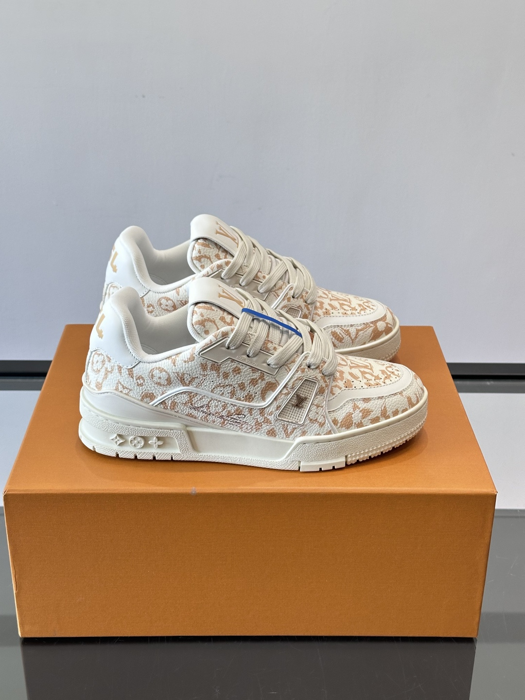 驴家 新配色 trainer运动鞋，本款 LV Trainer 运动鞋取材柔软粒面小牛皮，呈现纯净色调，