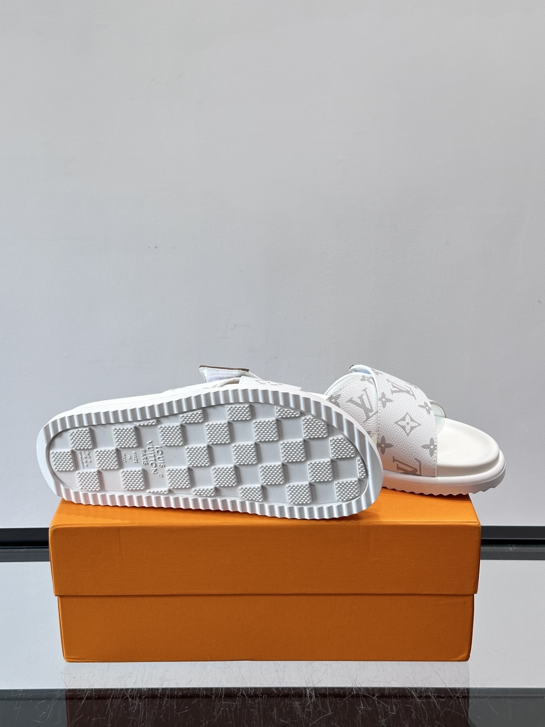 ◾️▫️L 牌奢品男士拖鞋，1:1高端品质，头层牛皮材质，休闲阳光宽松舒适型，最高版本高品质精品，百经典