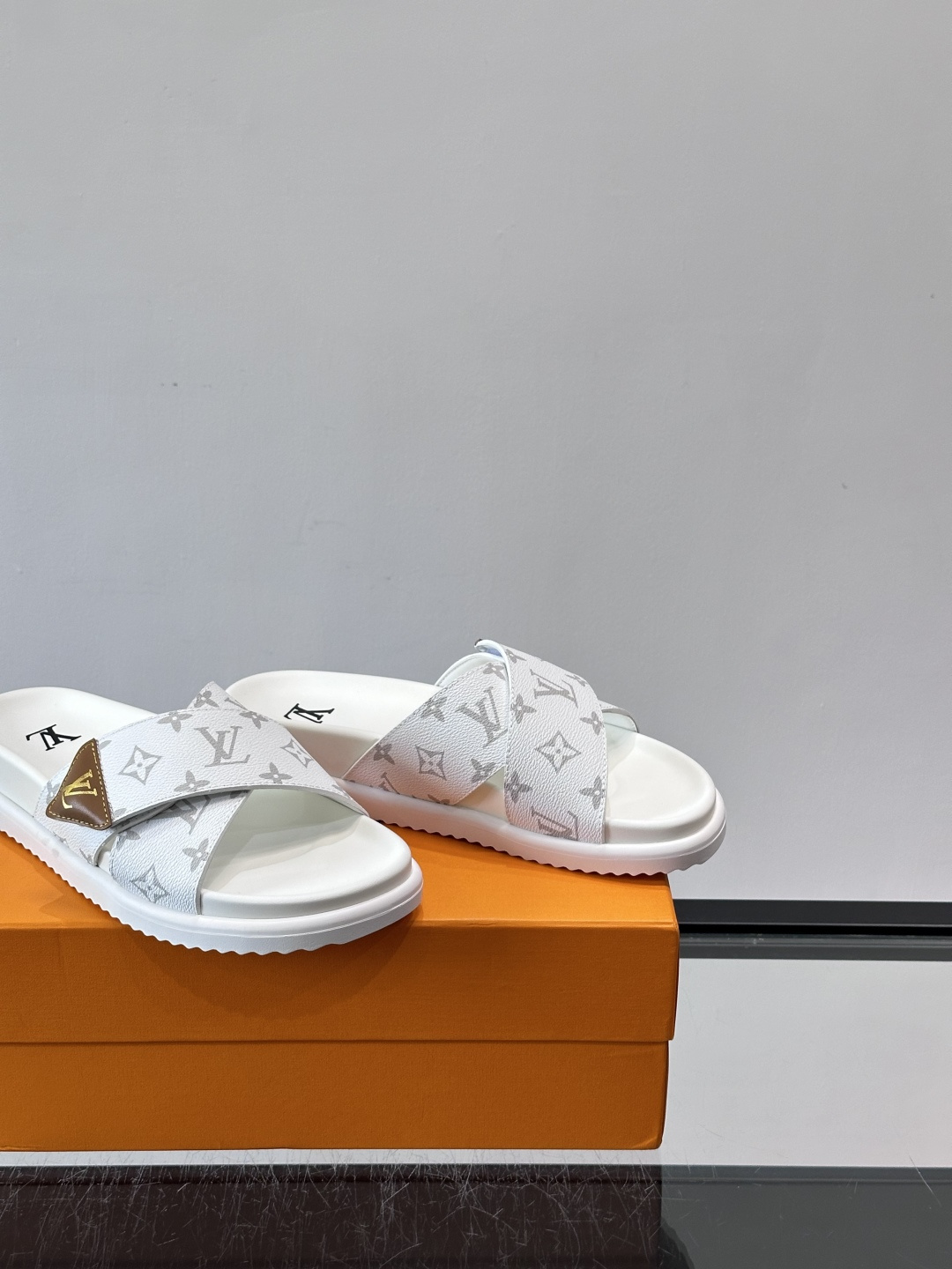 ◾️▫️L 牌奢品男士拖鞋，1:1高端品质，头层牛皮材质，休闲阳光宽松舒适型，最高版本高品质精品，百经典