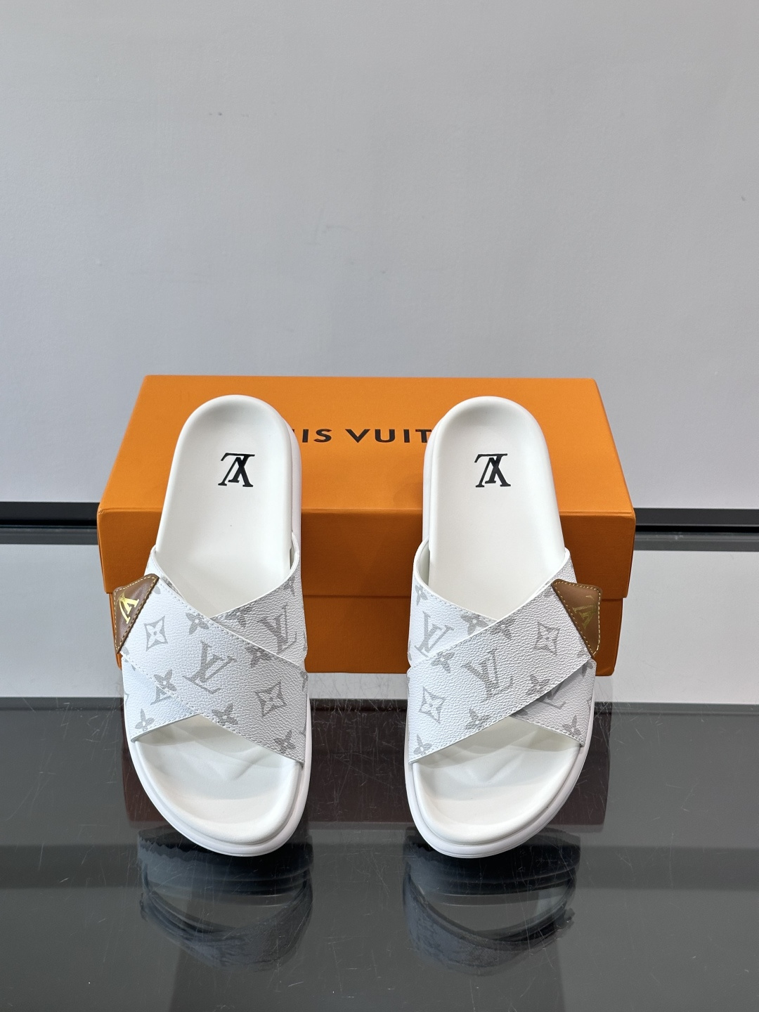 ◾️▫️L 牌奢品男士拖鞋，1:1高端品质，头层牛皮材质，休闲阳光宽松舒适型，最高版本高品质精品，百经典