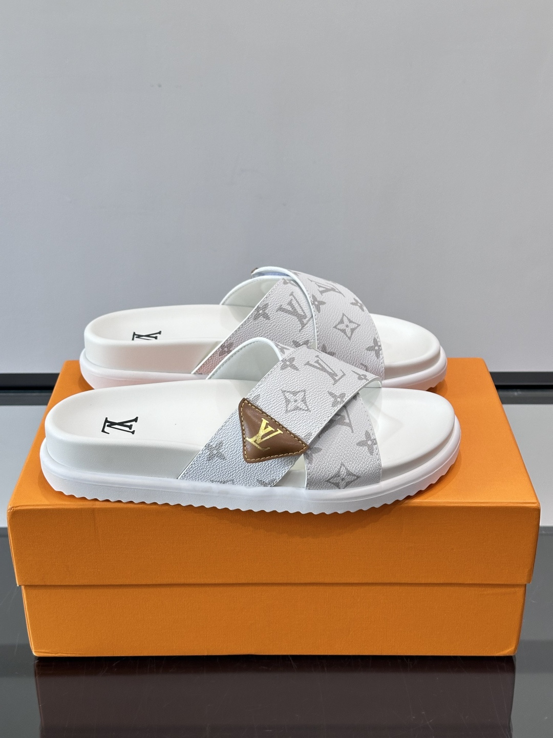 ◾️▫️L 牌奢品男士拖鞋，1:1高端品质，头层牛皮材质，休闲阳光宽松舒适型，最高版本高品质精品，百经典